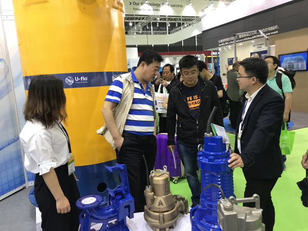 尤孚参展记-展会工作人员为客户答疑解惑