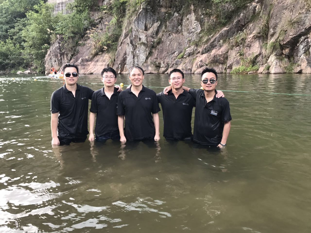 七月骄阳红似火,尤孚健儿峡谷游 七月骄阳红似火,尤孚健儿峡谷游